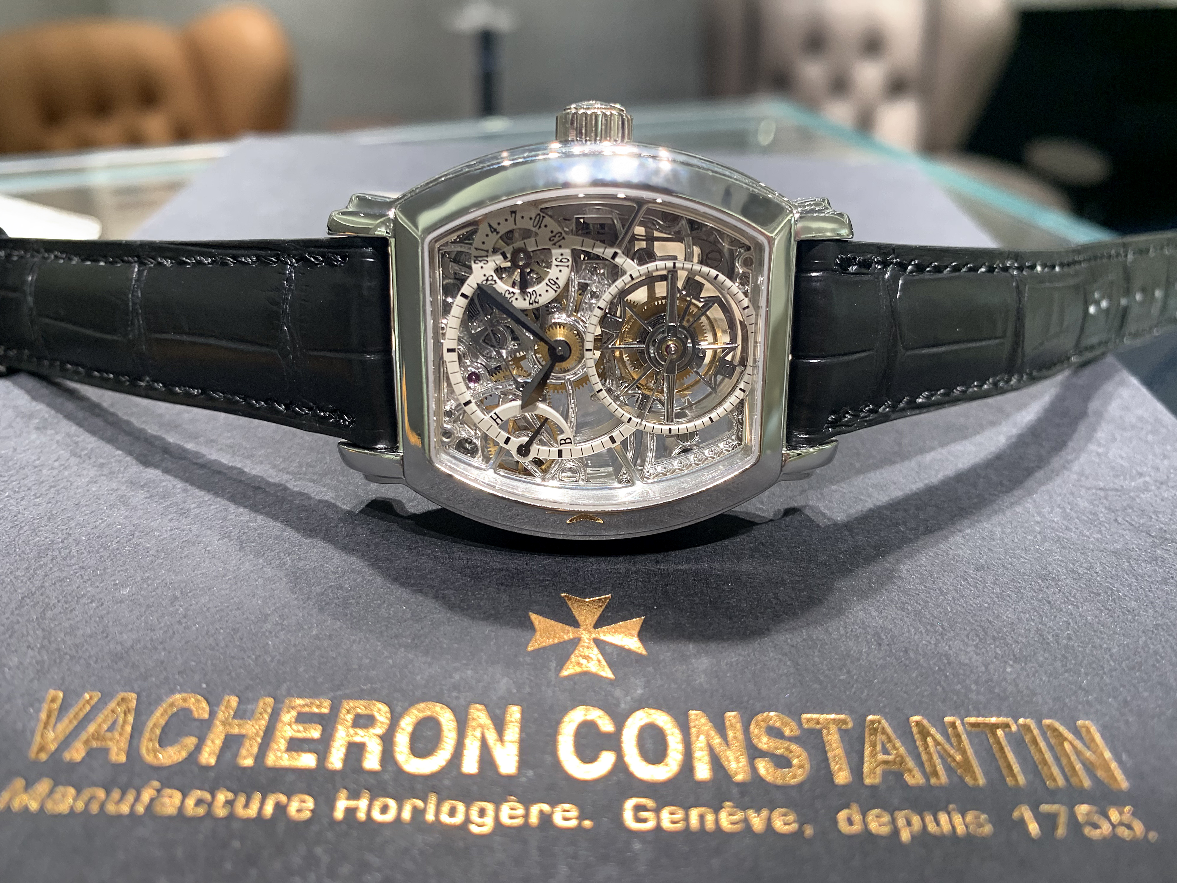 内部を眺めたいという希望を形にしたスケルトン文字盤【ヴァシュロン