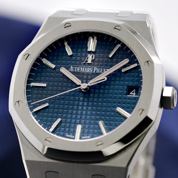 深いブルーが美しい腕時計【AUDEMARS PIGUET オーデマ ピゲ ロイヤルオーク 15500ST.OO.1220ST.01 ブルー ブティック限定】