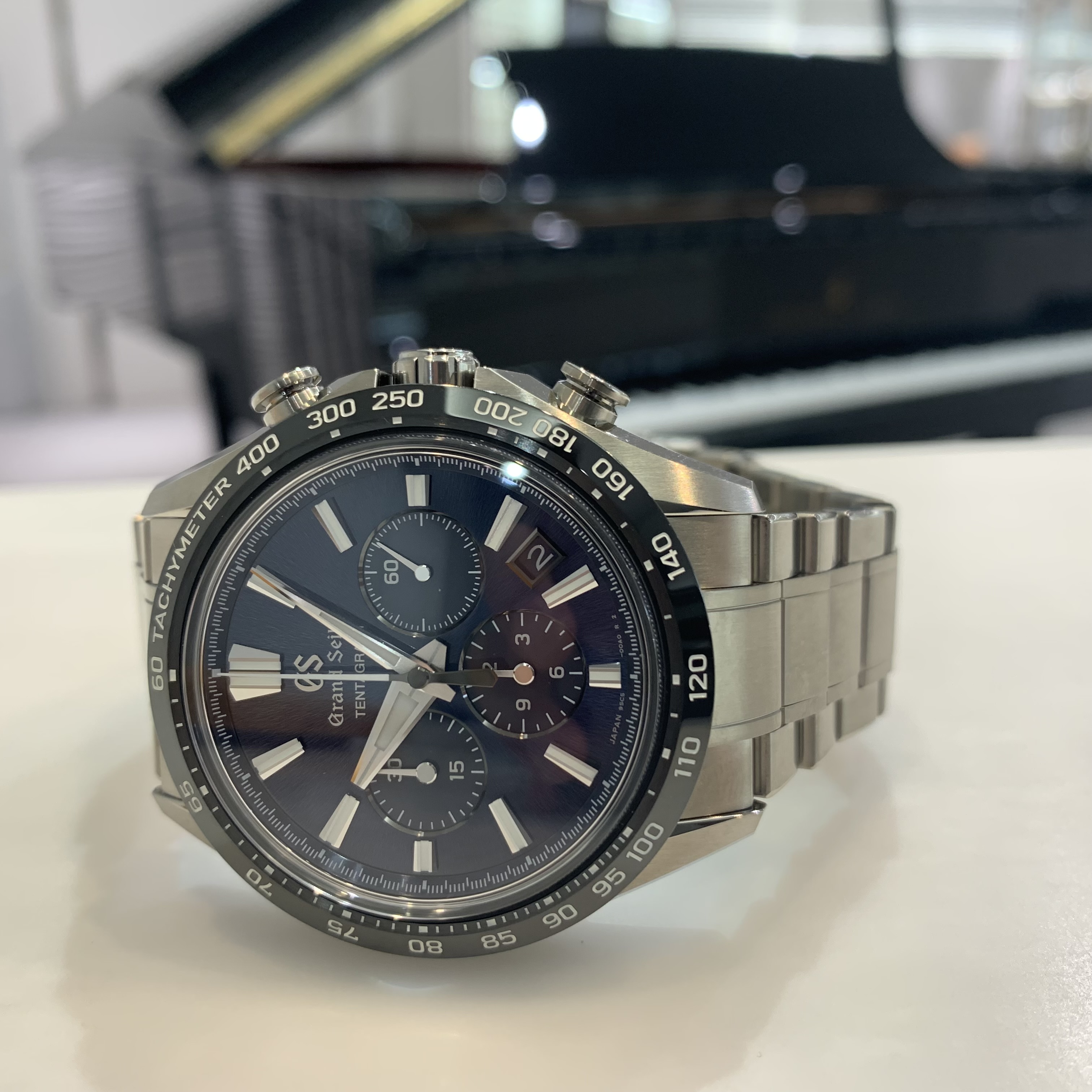 スポーティなデザインと優れた機能性、ブルー文字盤が印象的なグランド