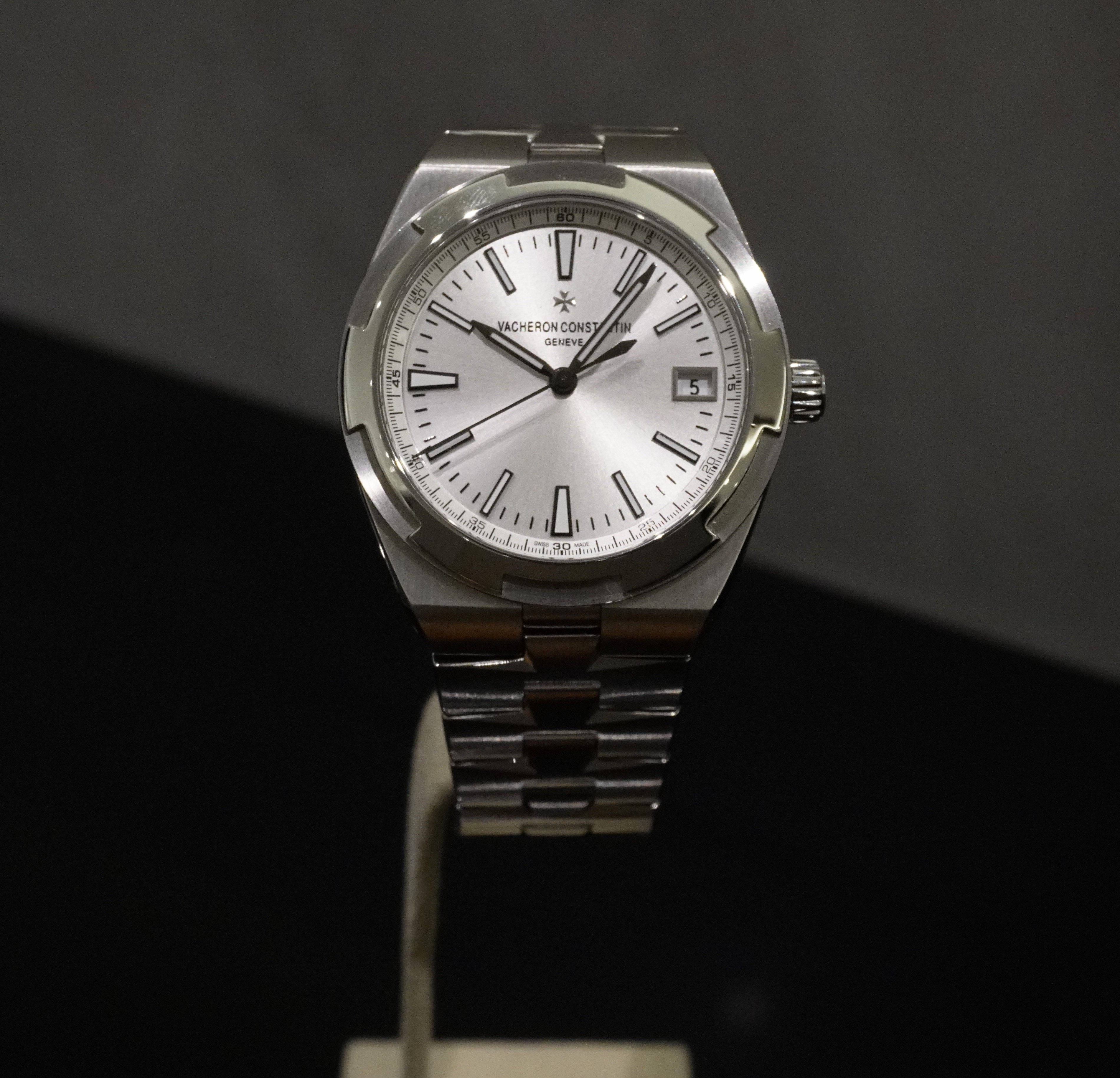 VACHERON CONSTANTIN】シルバー文字盤が映えるオーヴァーシーズの魅力