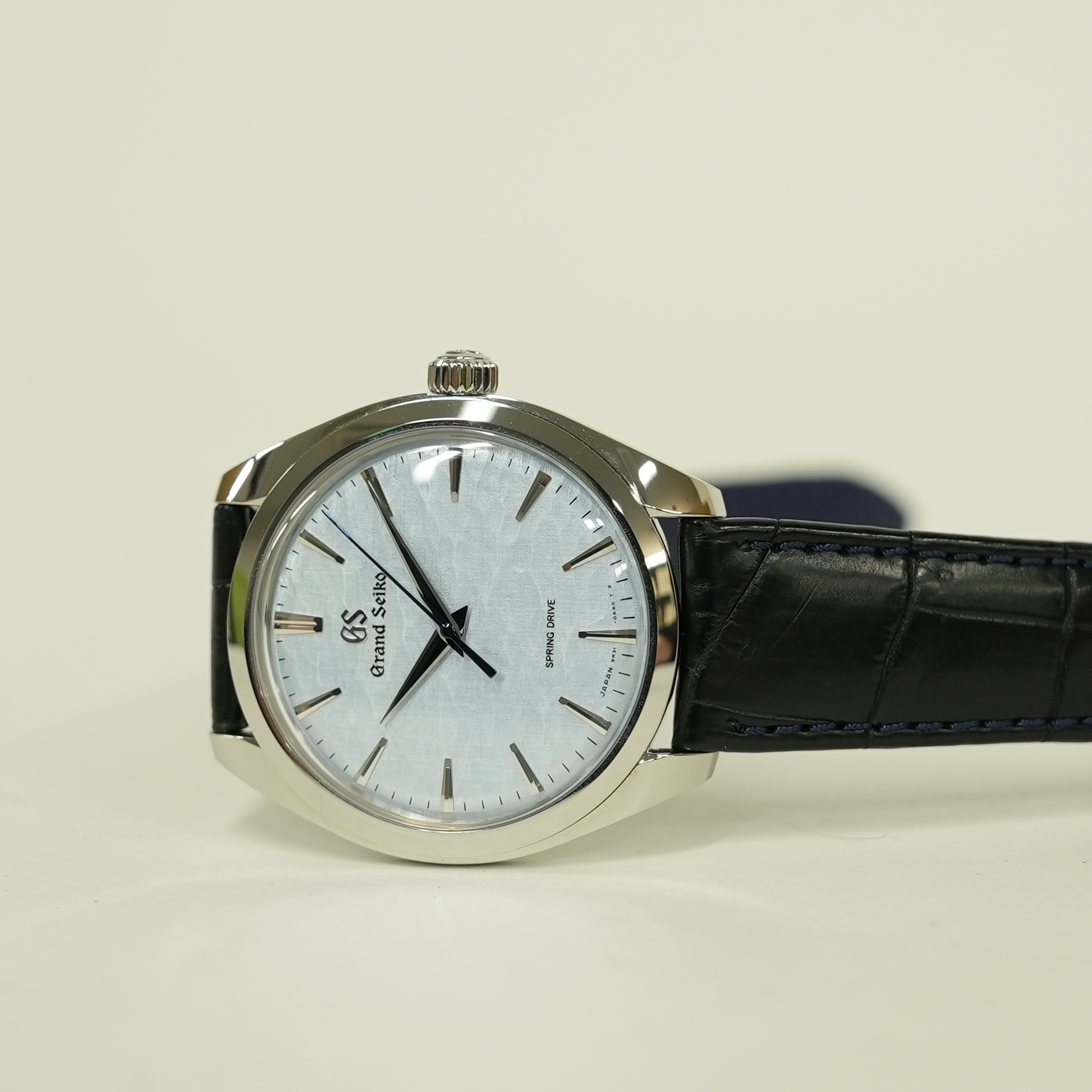 Grand Seiko】春におすすめしたい爽やかなパステルブルーが印象的な