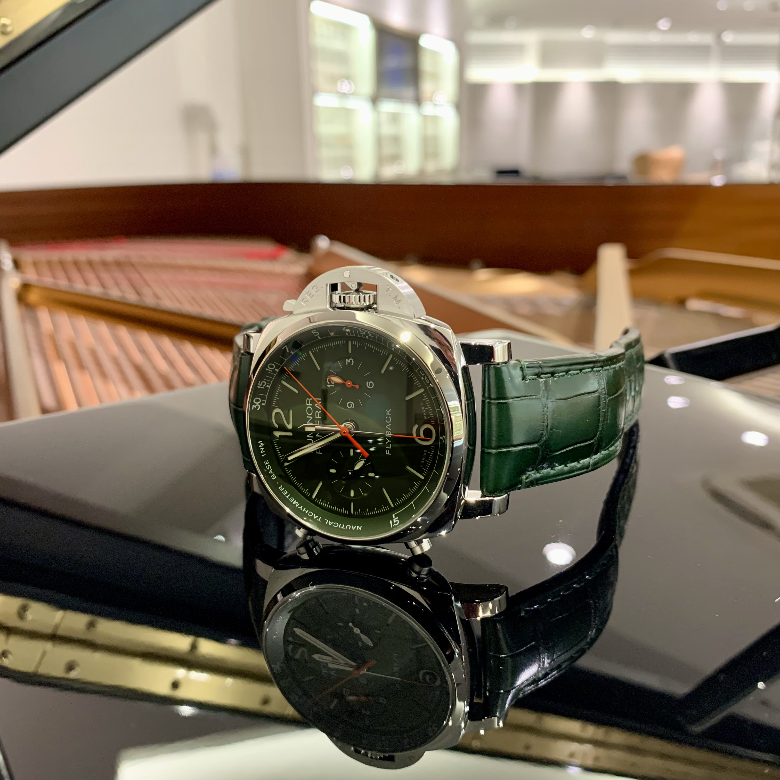 視線が手元に集まる季節に｜OFFICINE PANERAI PAM01296 | 時計専門店