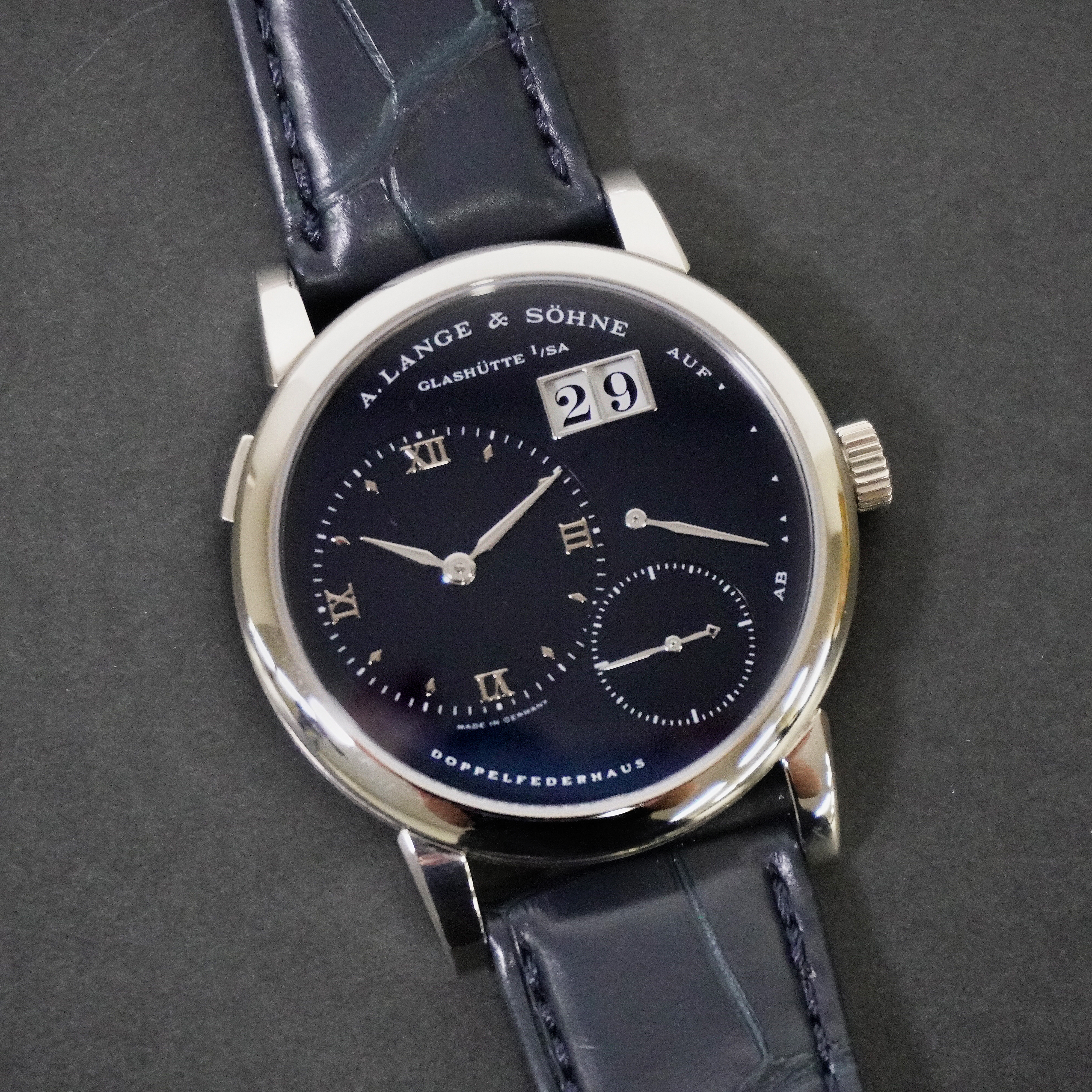 ランゲ1 Ref.101.027】希少な青文字盤が映す、知性と品格 | 時計専門店