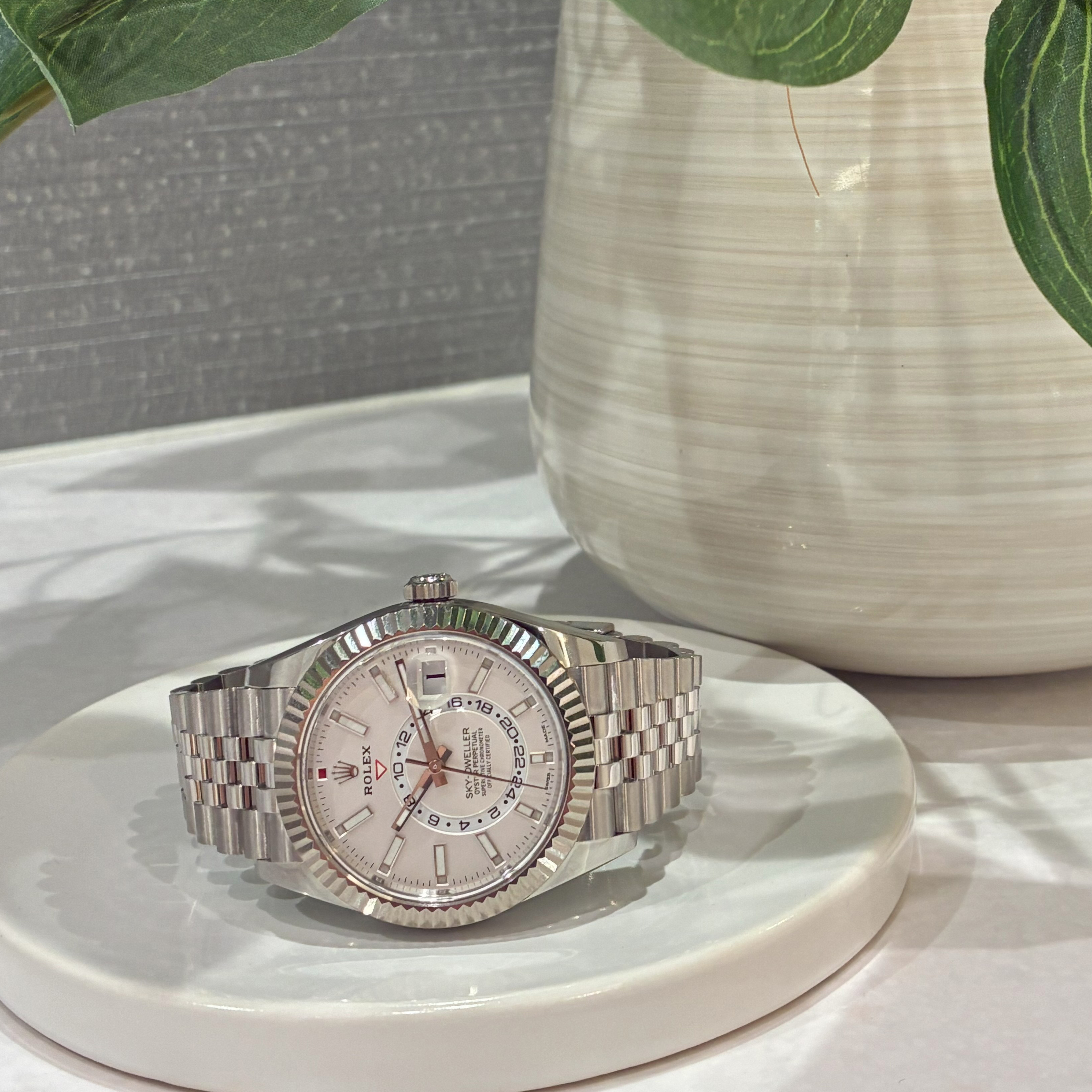 ROLEX】スカイドゥエラーと共に、時の流れを愉しむ贅沢な旅へ | 時計