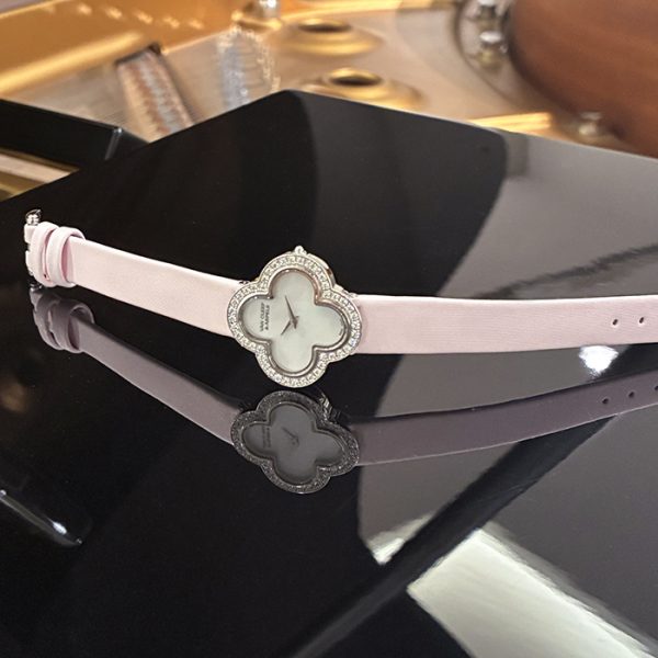 Van Cleef & Arpels ヴァン クリーフ&アーペル アルハンブラ ウォッチ スモールモデル ウォッチ ホワイトゴールド MOP ダイヤモンド VCARM95800