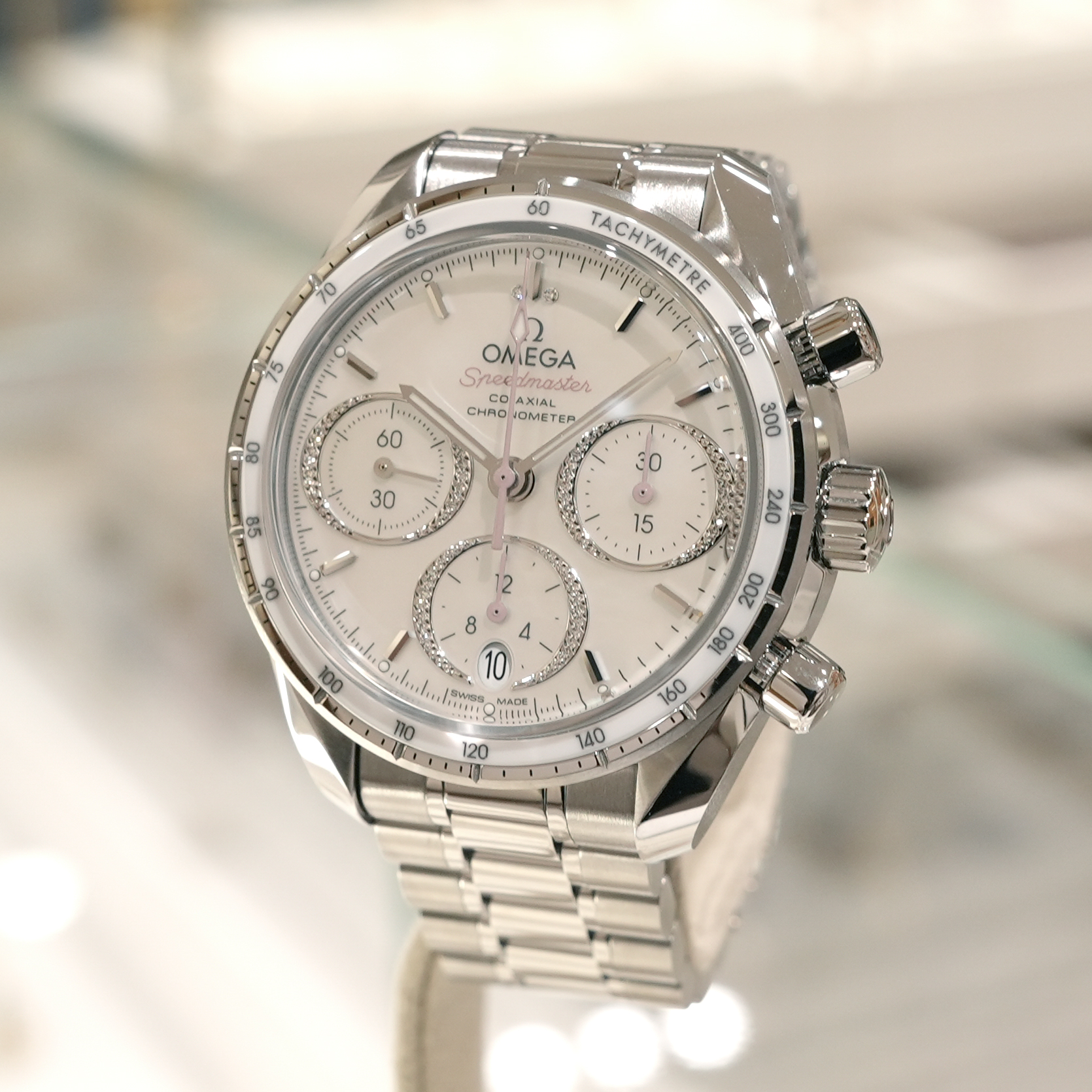 エレガントをまとったスピードマスター｜MOP文字盤の魅力に迫る | 時計