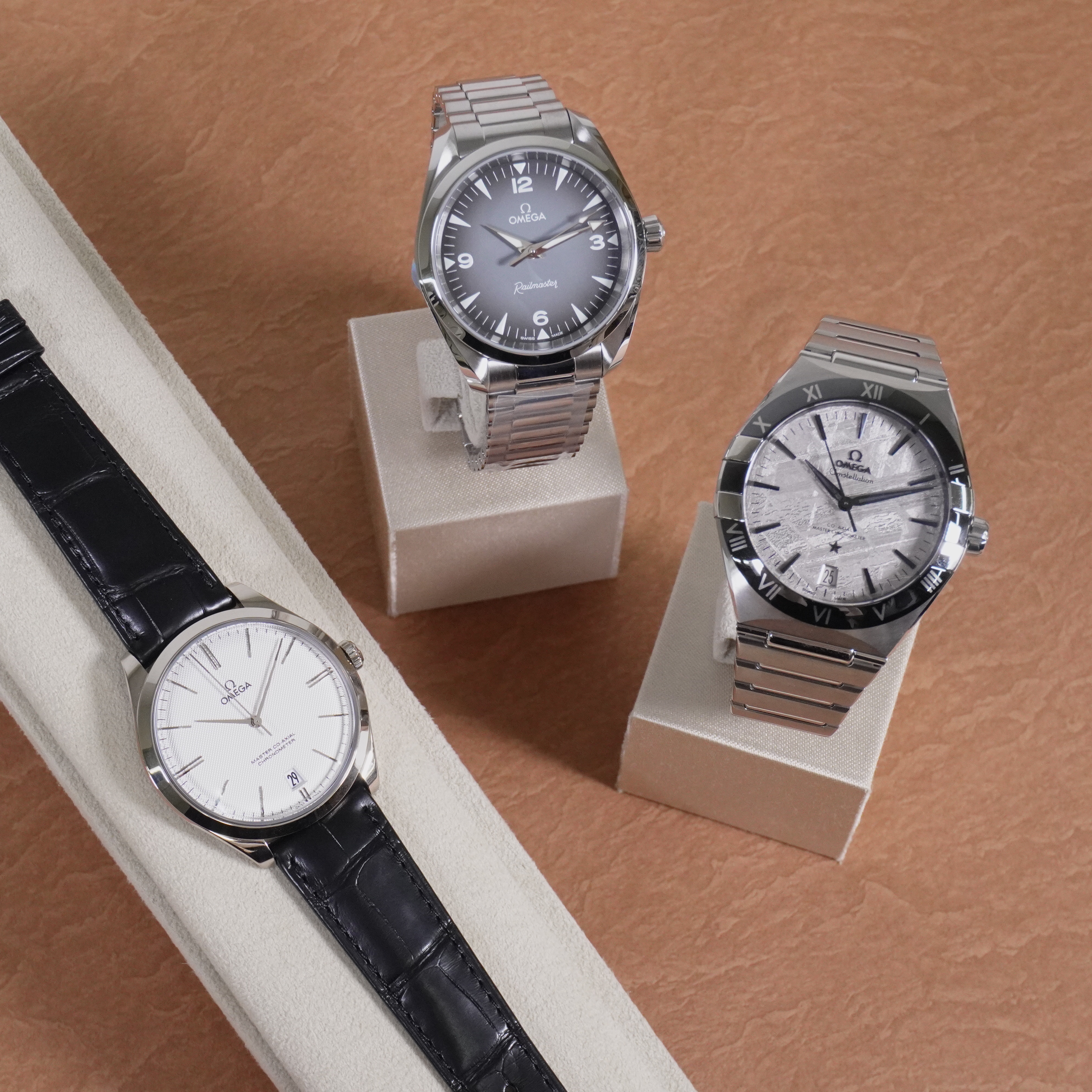 冬服に合わせたい上質なオメガの腕時計3選【レイルマスター/デ・ヴィル