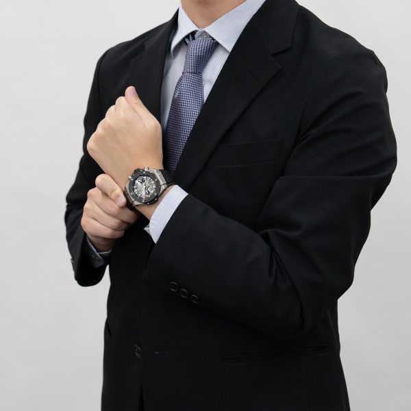 スーツにビッグ・バン。攻めのエレガンスが似合う大人へ