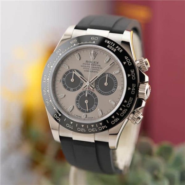 2025年の締めくくりに。都会派が選ぶ“スチール/ブラック”という静かなる贅沢。