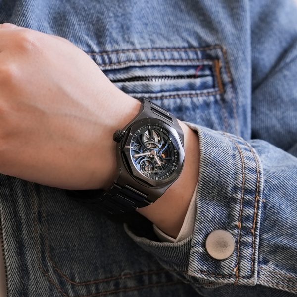 漆黒に宿る知的な青｜「ロレアート スケルトン」が描く大人の洗練