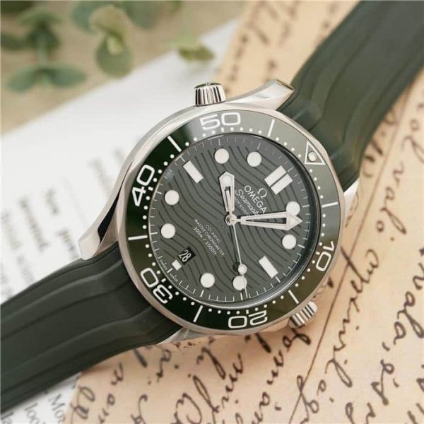 【OMEGA】春こそダイバーズウォッチ│緑を纏い、軽やかに季節を先取る