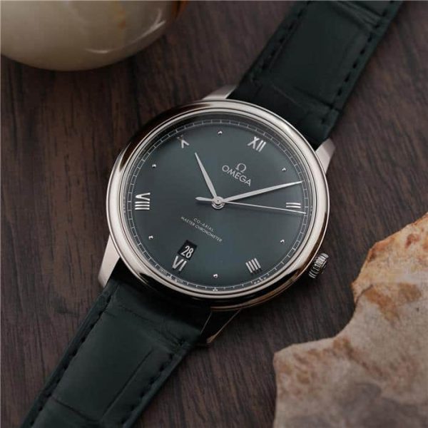 ドレスウォッチの不安を解消。オメガが誇る最強ムーブメントを纏った腕時計とは