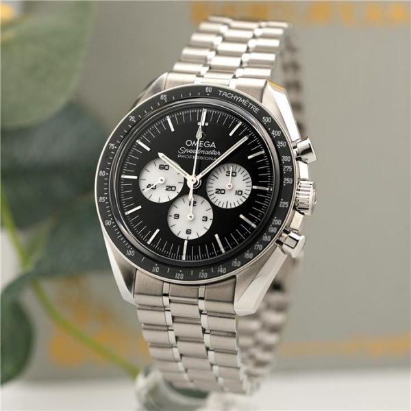 【OMEGA】注目の新作、スピードマスター。リバース・パンダの魅力に迫る