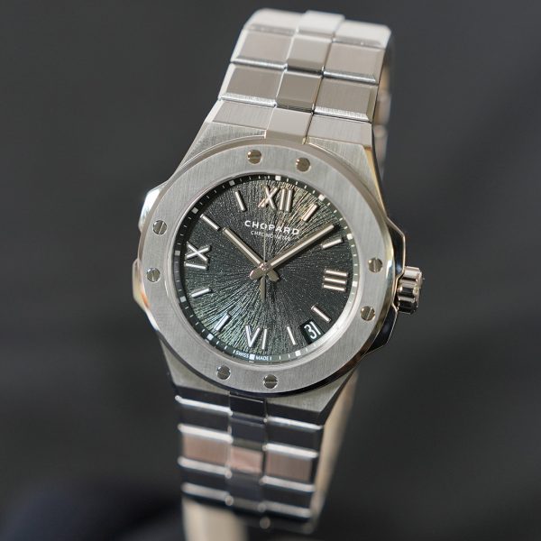 鷲の眼差しを宿す。アルパイン・イーグルが体現する、フォーマル寄りラグスポの到達点