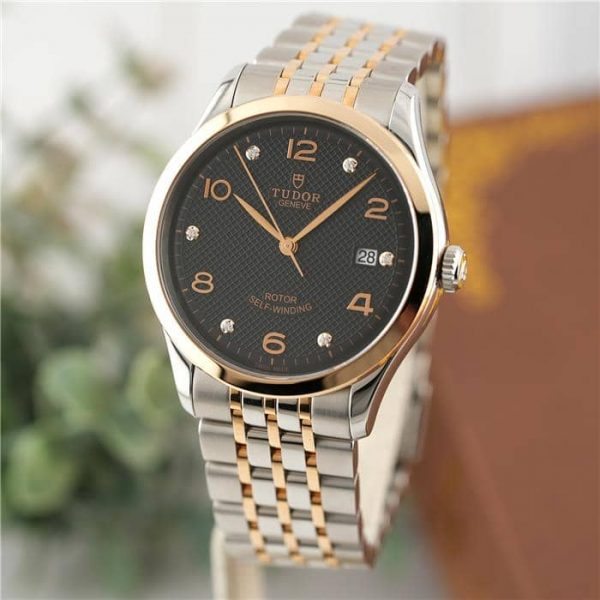 春のシャツスタイルを格上げする。袖口から覗くチューダーのコンビモデル3選