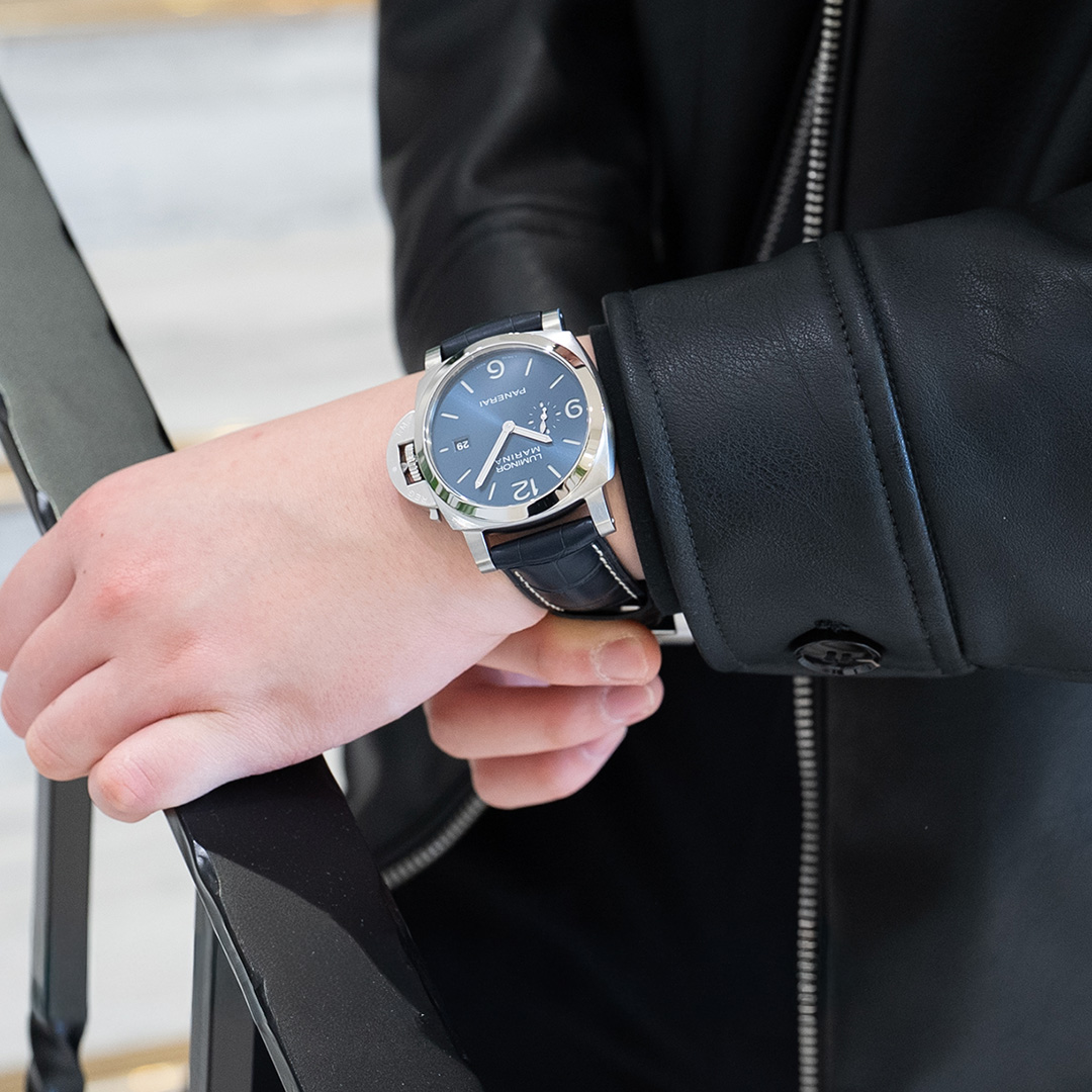 PANERAI 時計デザイン iPhoneカバー　ケース　ネイビー　ノベルティ 週末を格上げする「3つの青」の誘惑。パネライ・ルミノールで過ごす