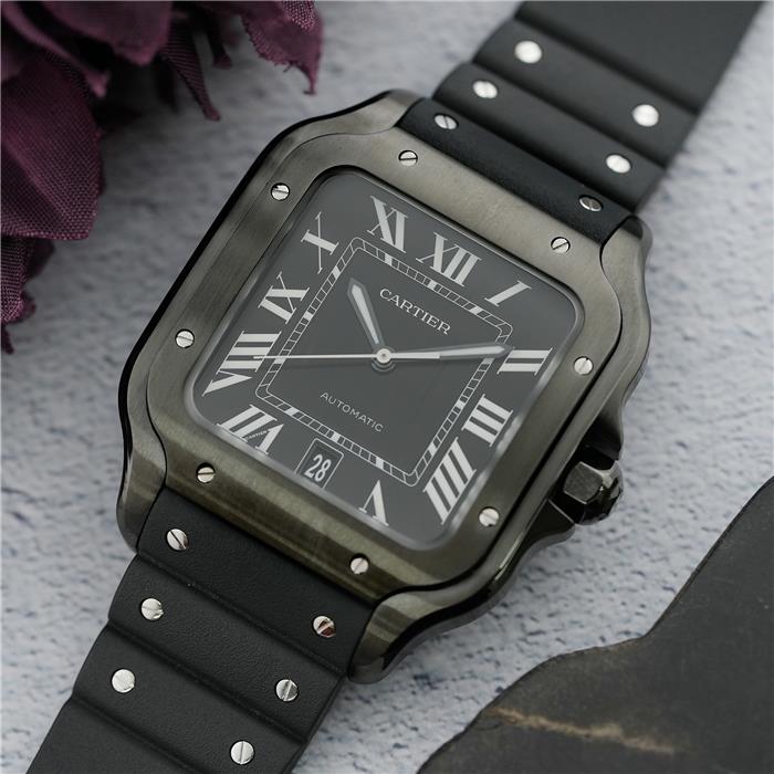 CARTIER】スタイルに溶け込む。シーンに調和する2本の「サントス ドゥ