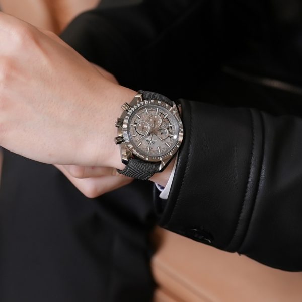 【OMEGA】腕元に宿るリアルな月面ロマン。「グレーサイド オブ ザ ムーン」の魅力とは。