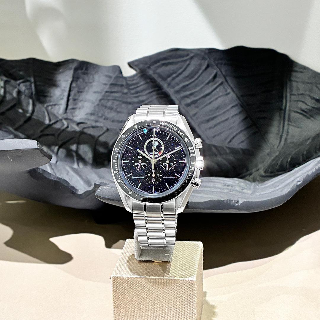 OMEGA】夜空を腕元で楽しむ。スピードマスター ムーンフェイズ