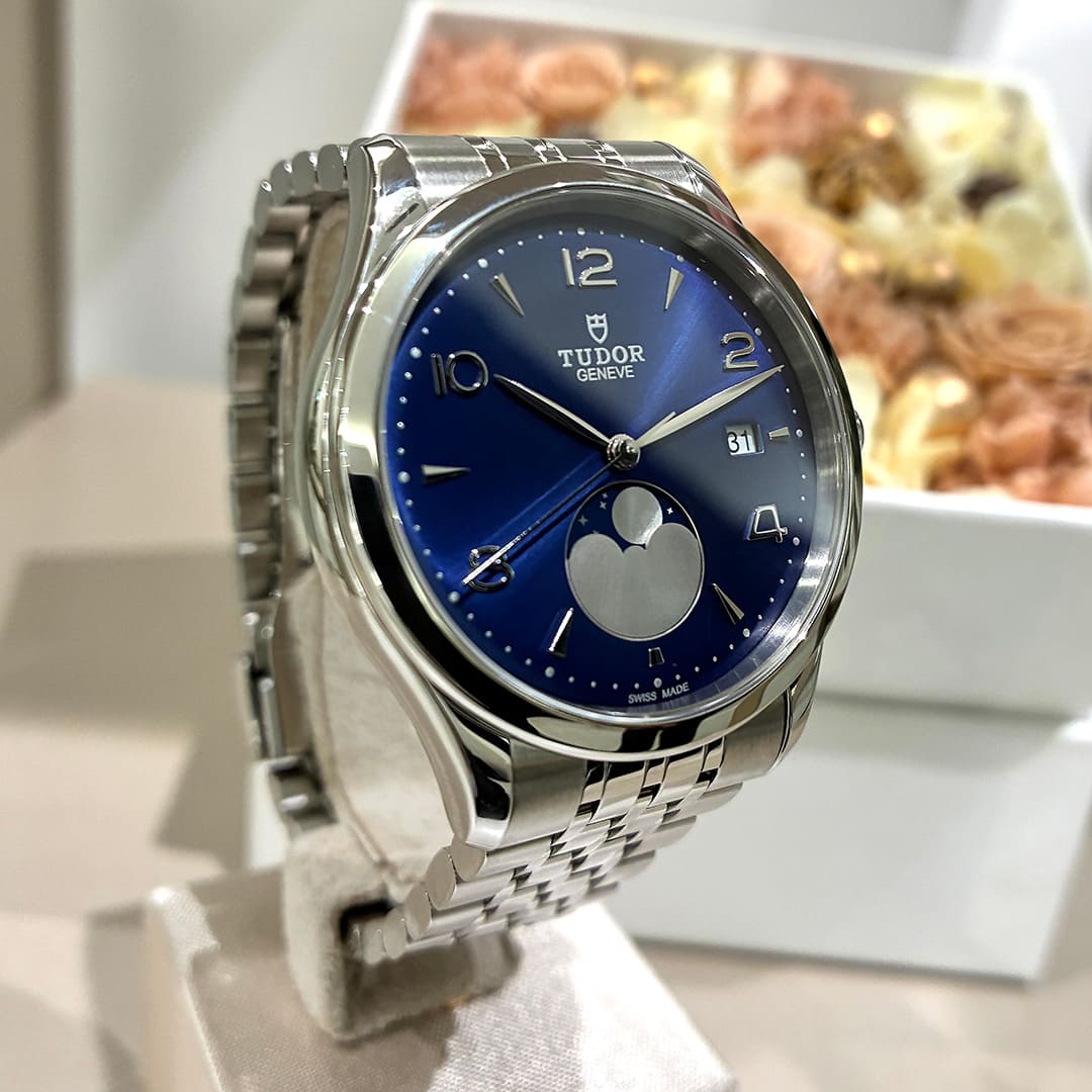 レビュー】チューダー「1926 ルナ M91560-0002」の魅力｜ブランド初の
