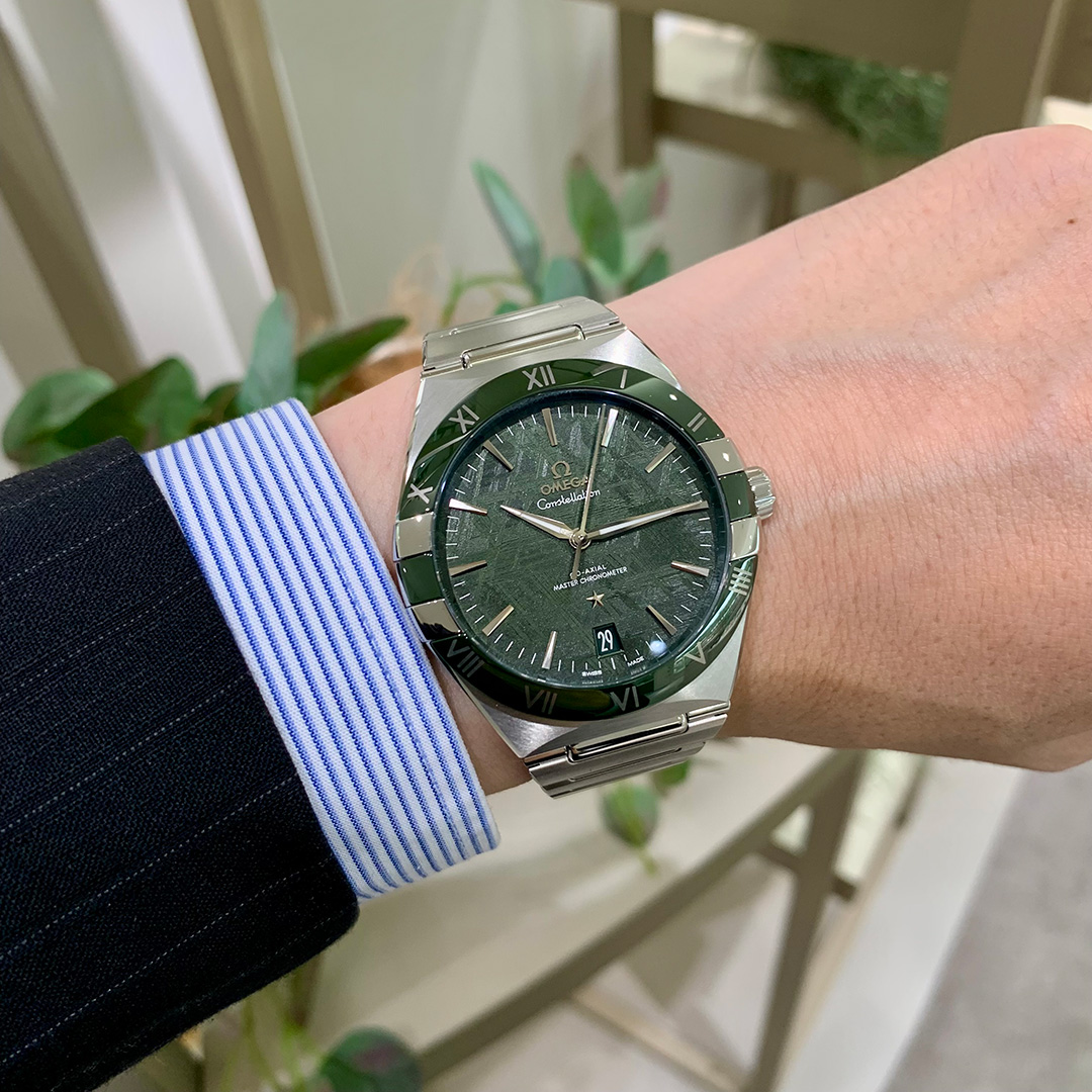 【OMEGA】ビジネスで信頼感を演出する腕時計3選｜スーツに合う人気モデルを紹介