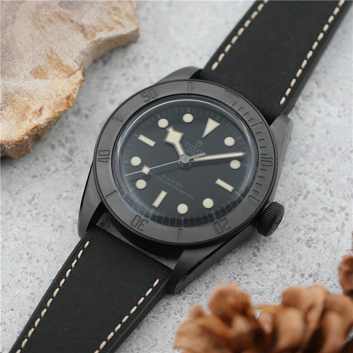 【TUDOR】夏を駆け抜ける、漆黒のマスターピース│「ブラックベイ セラミック」の魅力