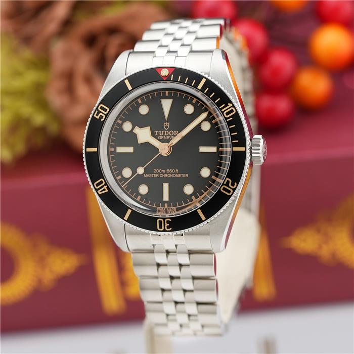 【TUDOR】ビジネスで信頼感を演出する腕時計3選｜スーツに合う人気モデルを紹介